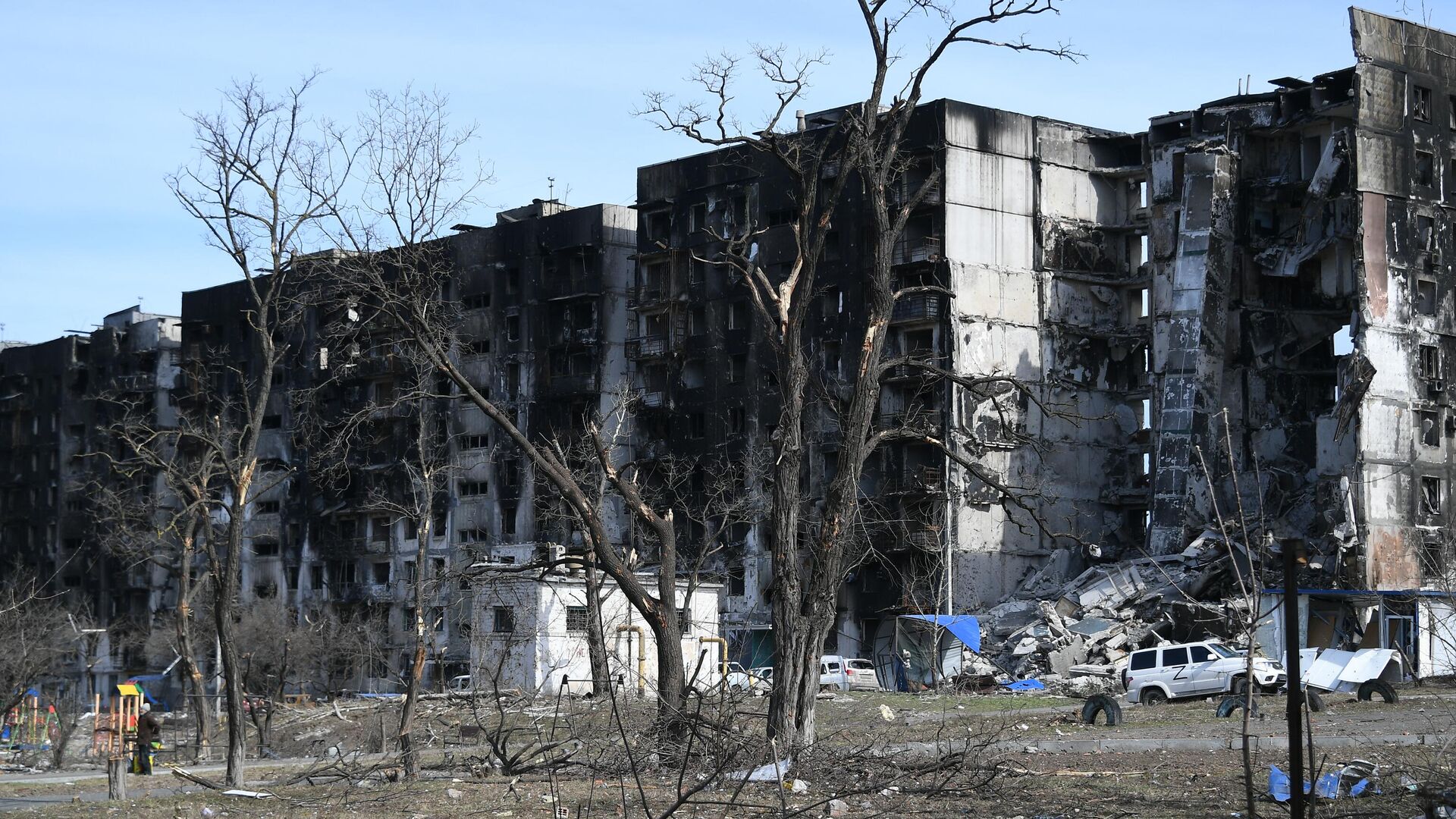 Разрушенный в результате обстрелов жилой дом в Мариуполе - РИА Новости, 1920, 31.03.2022