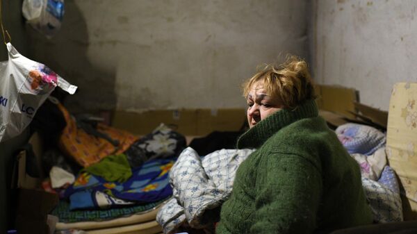 Женщина в одной из квартир разрушенного в результате обстрелов жилого дома в Мариуполе