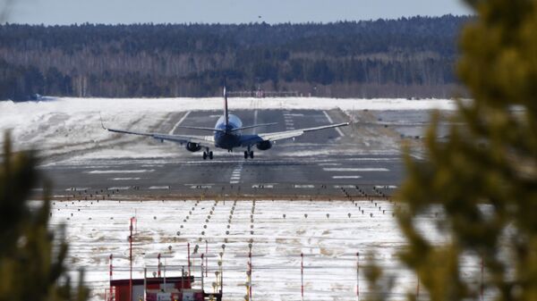 Самолет авиакомпании Аэрофлот совершает посадку в международном аэропорту Красноярска
