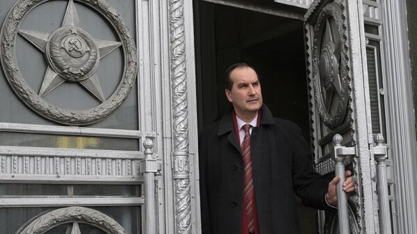 Чрезвычайный и полномочный посол Латвии в РФ Марис Риекстиньш выходит из здания МИД РФ в Москве