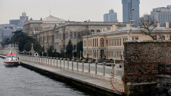 Вид на дворец Долмабахче в Стамбуле во время проведения переговоров между Россией и Украиной