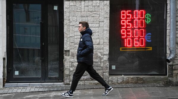 Электронное табло с курсами валют на одной из улиц в Москве. 29 марта 2022