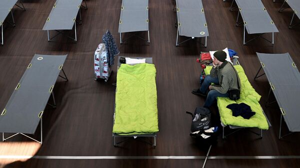 Спальные места для украинских беженцев, организованные в спортивном зале в деревне Эйхенау, Германия