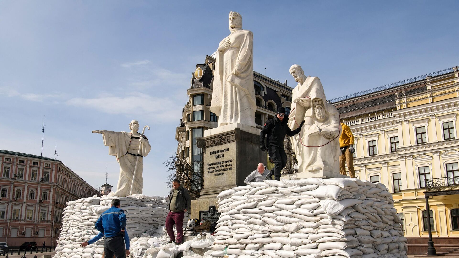 Волонтеры в Киеве укрепляют памятники княгине Ольге, апостолу Андрею и святым Кириллу и Мефодию мешками с песком - РИА Новости, 1920, 30.03.2022