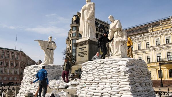 Волонтеры в Киеве укрепляют памятники княгине Ольге, апостолу Андрею и святым Кириллу и Мефодию мешками с песком