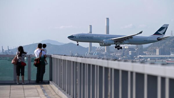 Пассажирский самолет Cathay Pacific готовится к посадке в международном аэропорту Гонконга