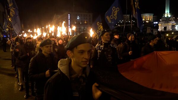 Факельный марш подросток — неонацистов в центре Киева