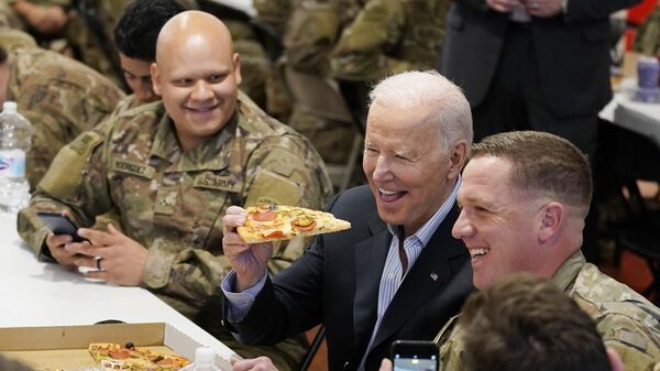 Президент США Джо Байден во время встречи с военнослужащими 82-й американской десантной дивизии в Польше