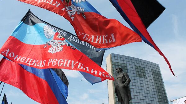 Флаги Донецкой народной республики во время митинга на Площади Ленина в Донецке