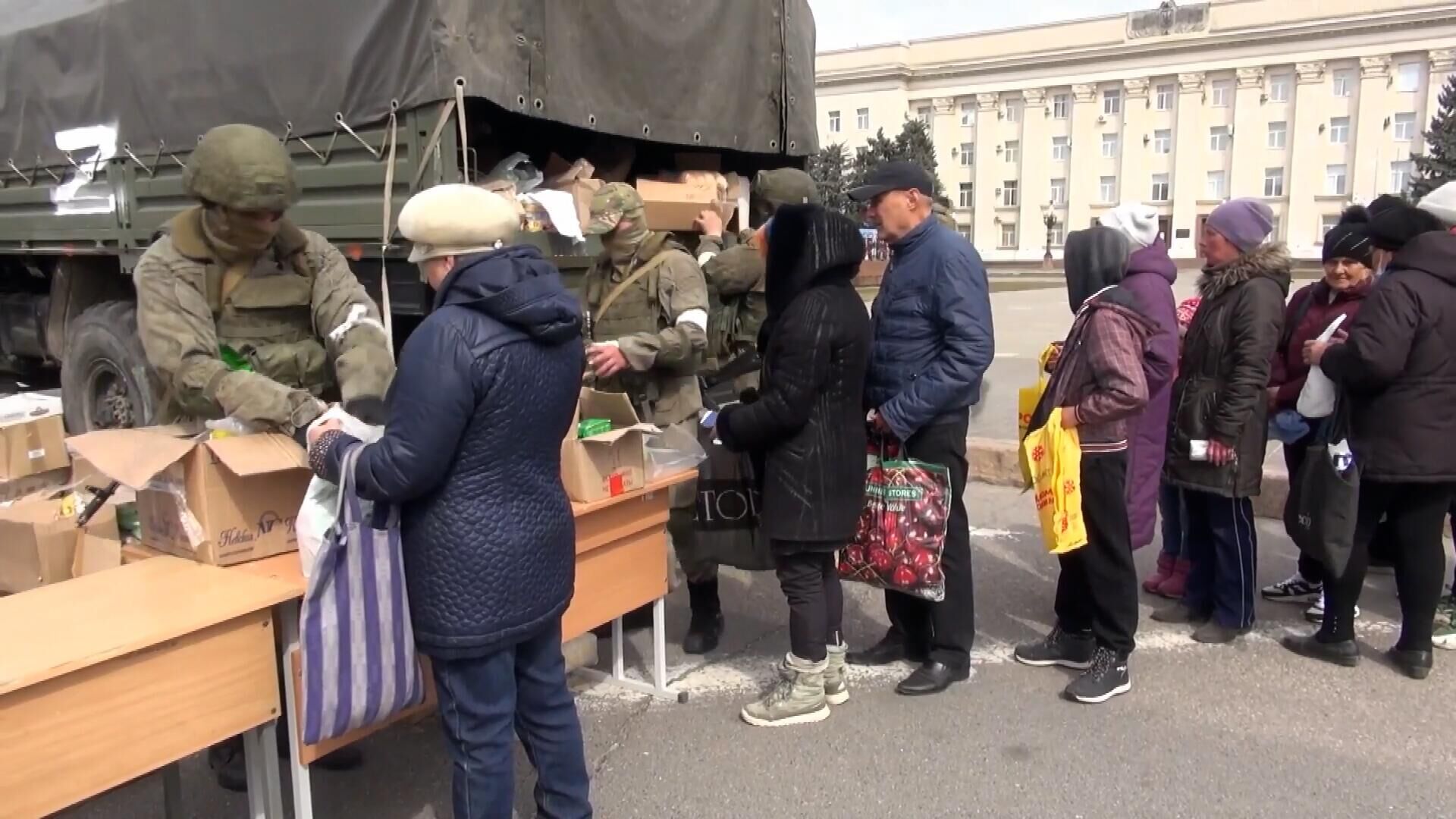 Российские военнослужащие передали гуманитарную помощь жителям Херсона - РИА Новости, 1920, 30.03.2022