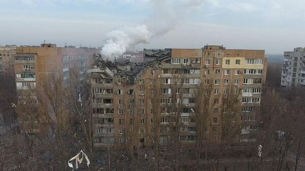 Последствия обстрела со стороны ВСУ жилого дома по улице Пинтера в Донецке