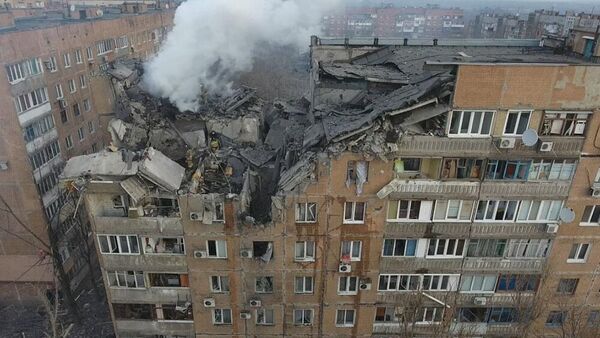 Последствия обстрела со стороны ВСУ жилого дома по улице Пинтера в Донецке