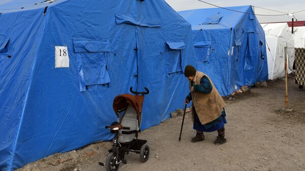 Пожилая женщина в пункте временного размещения беженцев из Мариуполя, организованном МЧС ДНР в селе Безыменное