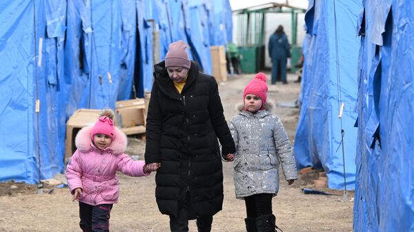 Беженцы из Мариуполя в пункте временного размещения, организованном МЧС ДНР в селе Безыменное