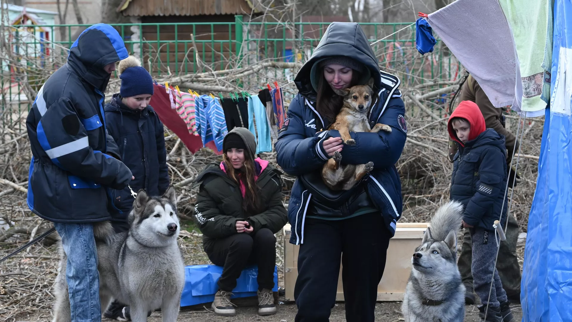 Беженцы из Мариуполя в пункте временного размещения, организованном МЧС ДНР в селе Безыменное - РИА Новости, 1920, 20.05.2022