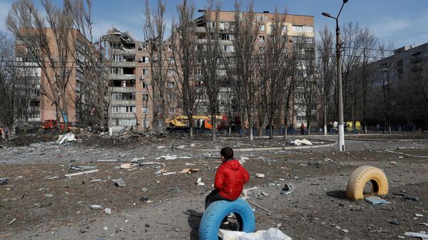 Жилой дом, разрушенный в результате обстрела в Донецке