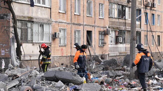 Сотрудники МЧС ДНР ликвидируют последствия попадания снаряда ВСУ в жилой дом в Донецке