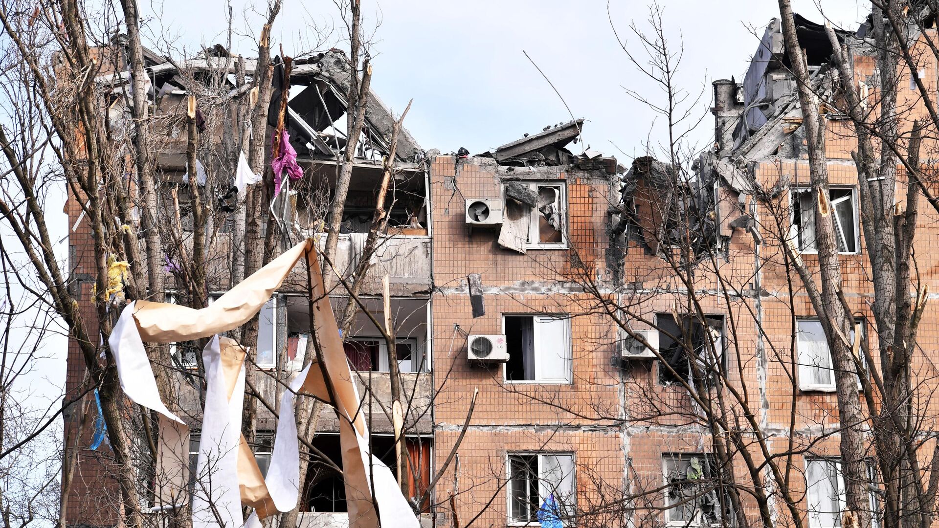 Жилой дом на улице Пинтера в Донецке, пострадавший в результате обрушения крыши после обстрела украинскими войсками - РИА Новости, 1920, 12.04.2022