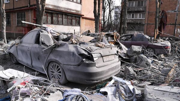 Легковые автомобили, пострадавшие от обломков после попадания снаряда ВСУ в жилой дом на улице Пинтера в Донецке
