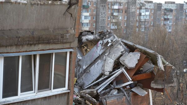 Разрушенная часть жилого дома в Донецке, пострадавшего в результате обстрела города украинскими войсками