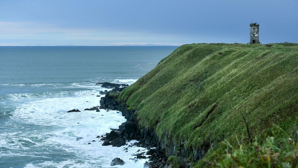 © РИА Новости / Екатерина Чеснокова<br>Маяк на самой крайней точке южнокурильского мыса на берегу Тихого океана на острове Кунашир Большой Курильской гряды. Архивное фото