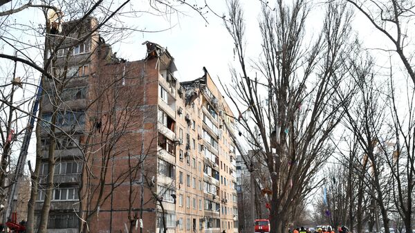 Сотрудники МЧС ДНР ликвидируют последствия попадания снаряда ВСУ в жилой дом в Донецке