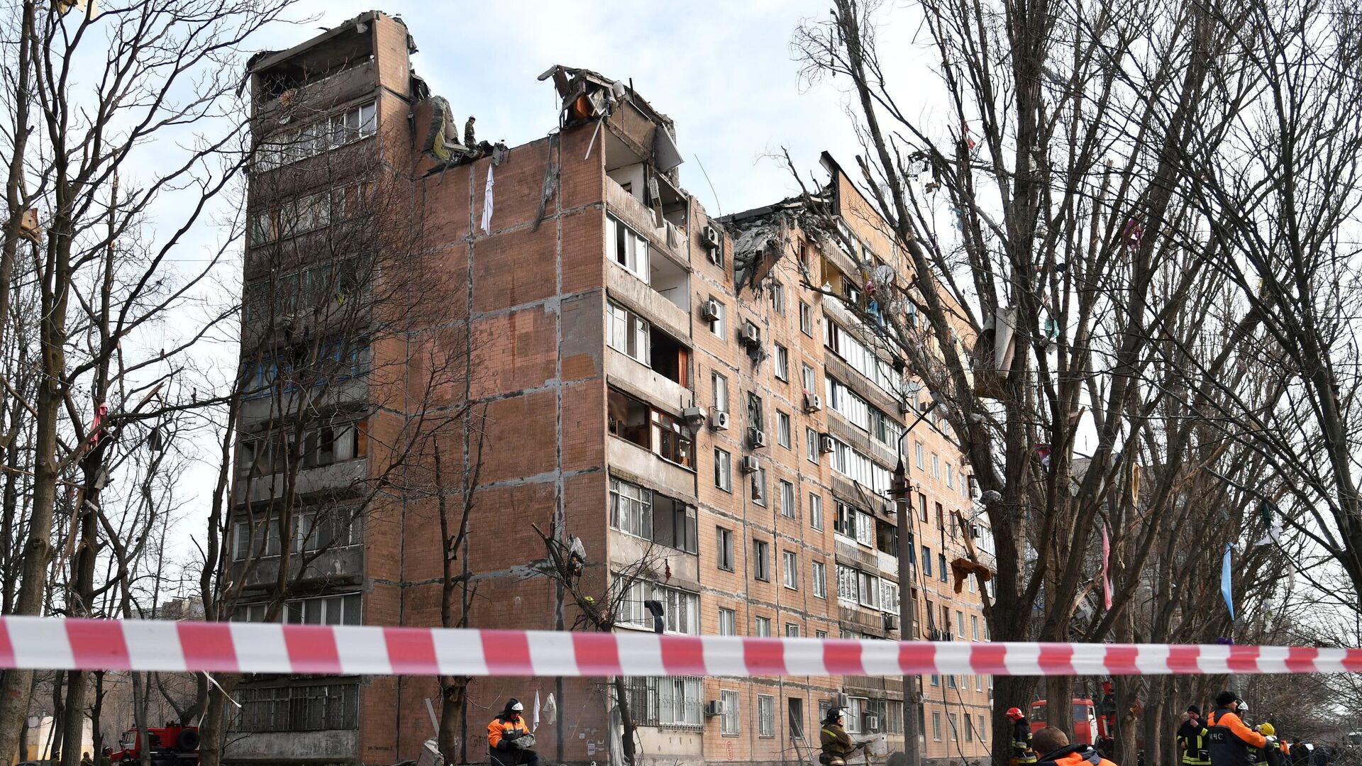 Сотрудники МЧС ДНР ликвидируют последствия попадания снаряда ВСУ в жилой дом на улице Пинтера в Донецке - РИА Новости, 1920, 31.03.2022