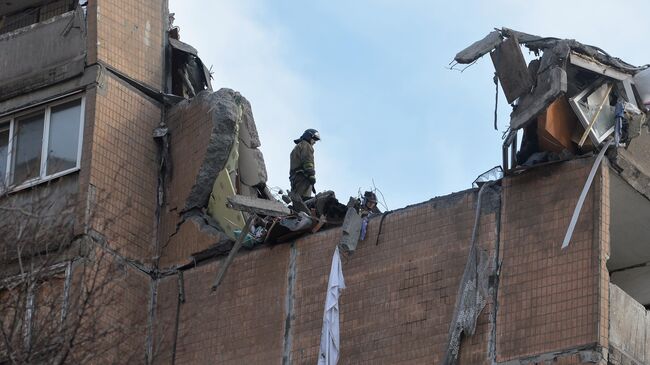 Сотрудники МЧС ДНР ликвидируют последствия попадания снаряда ВСУ в жилой дом на улице Пинтера в Донецке