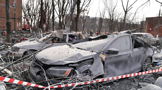 Легковые автомобили, пострадавшие от обломков после попадания снаряда ВСУ в жилой дом в Донецке