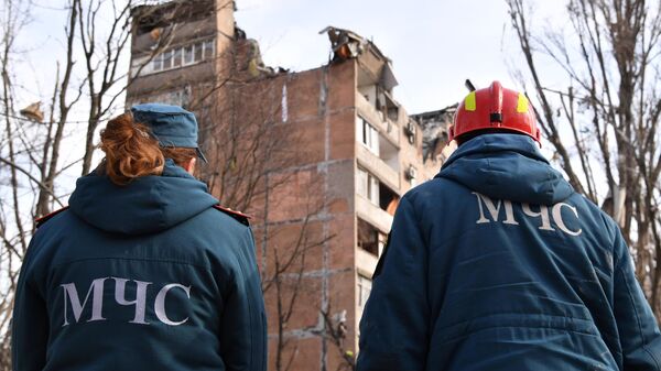 Сотрудники МЧС ДНР у жилого дома, пострадавшего в результате обстрела ВСУ