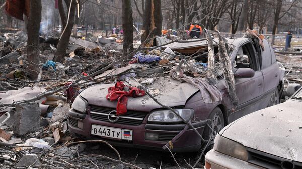 Легковые автомобили, пострадавшие от обломков после попадания снаряда ВСУ в жилой дом на улице Пинтера в Донецке