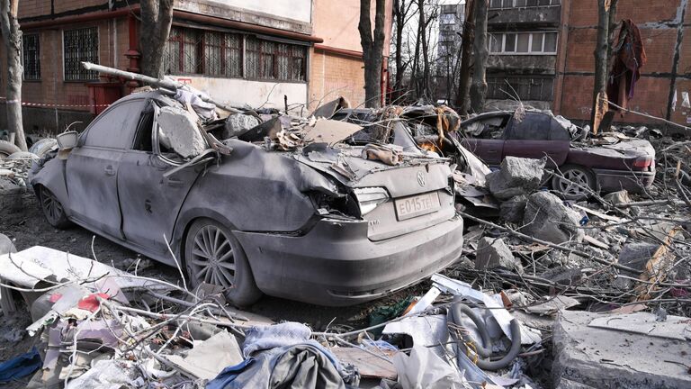 Легковые автомобили, пострадавшие от обломков после попадания снаряда ВСУ в жилой дом на улице Пинтера в Донецке