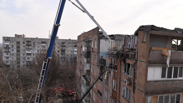 Сотрудники МЧС ДНР ликвидируют последствия попадания снаряда ВСУ в жилой дом на улице Пинтера в Донецке