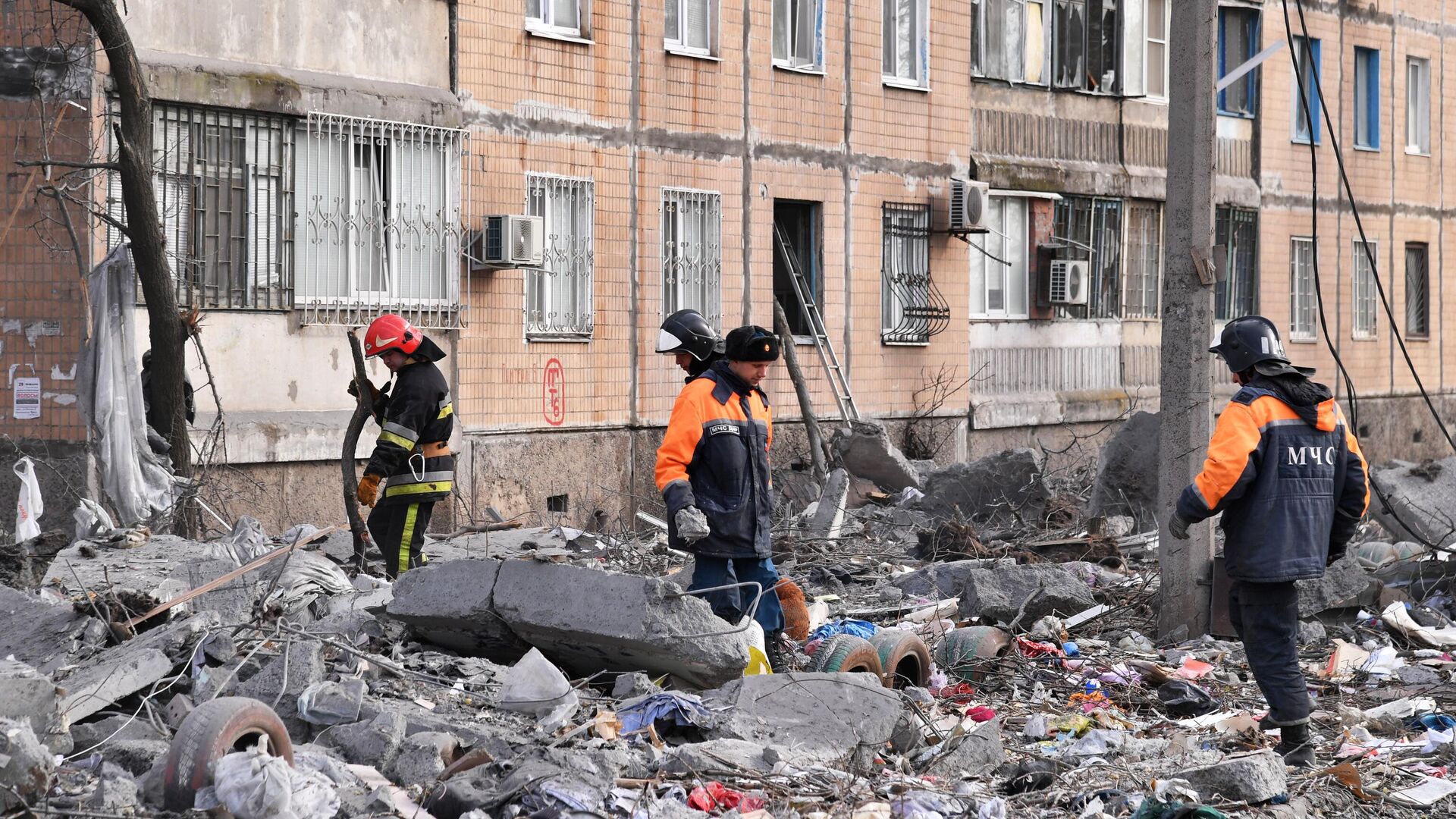 Сотрудники МЧС ДНР ликвидируют последствия попадания снаряда ВСУ в жилой дом на улице Пинтера в Донецке - РИА Новости, 1920, 08.04.2022