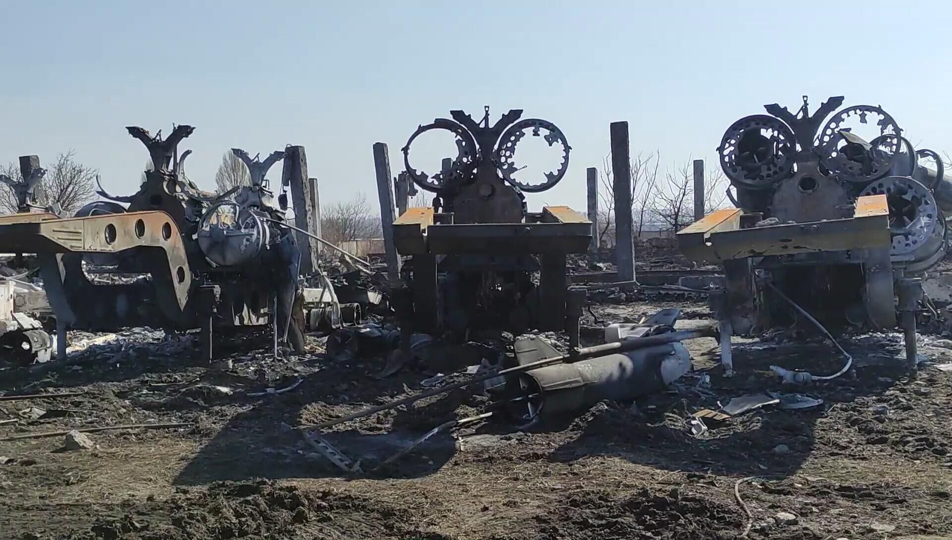 Уничтоженная позиция дивизиона зенитного ракетного комплекса С-300 ВСУ в населенном пункте Циркуны Харьковской области. Кадр видео - РИА Новости, 1920, 11.07.2025