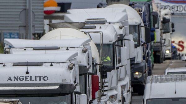 Акция протеста водителей грузовиков против повышения цен на бензин в Испании
