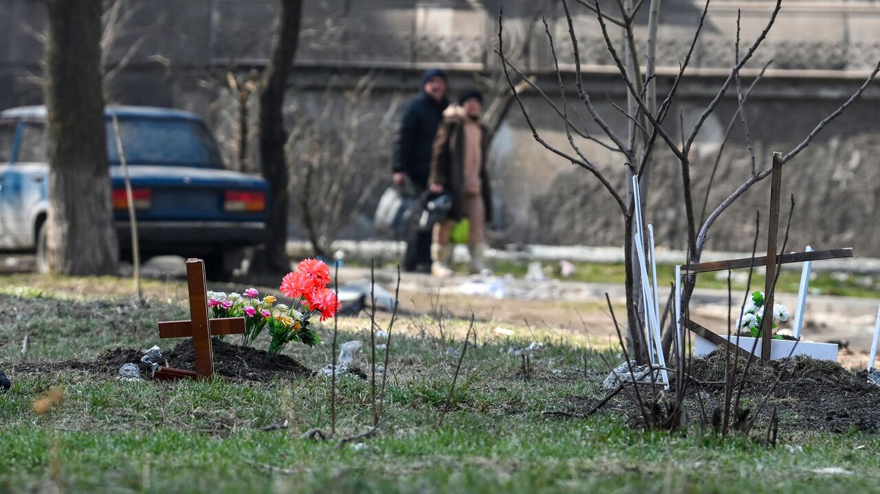 Во дворах Мариуполя нашли десятки захоронений жертв украинских боевиков -  РИА Новости, 19.04.2022