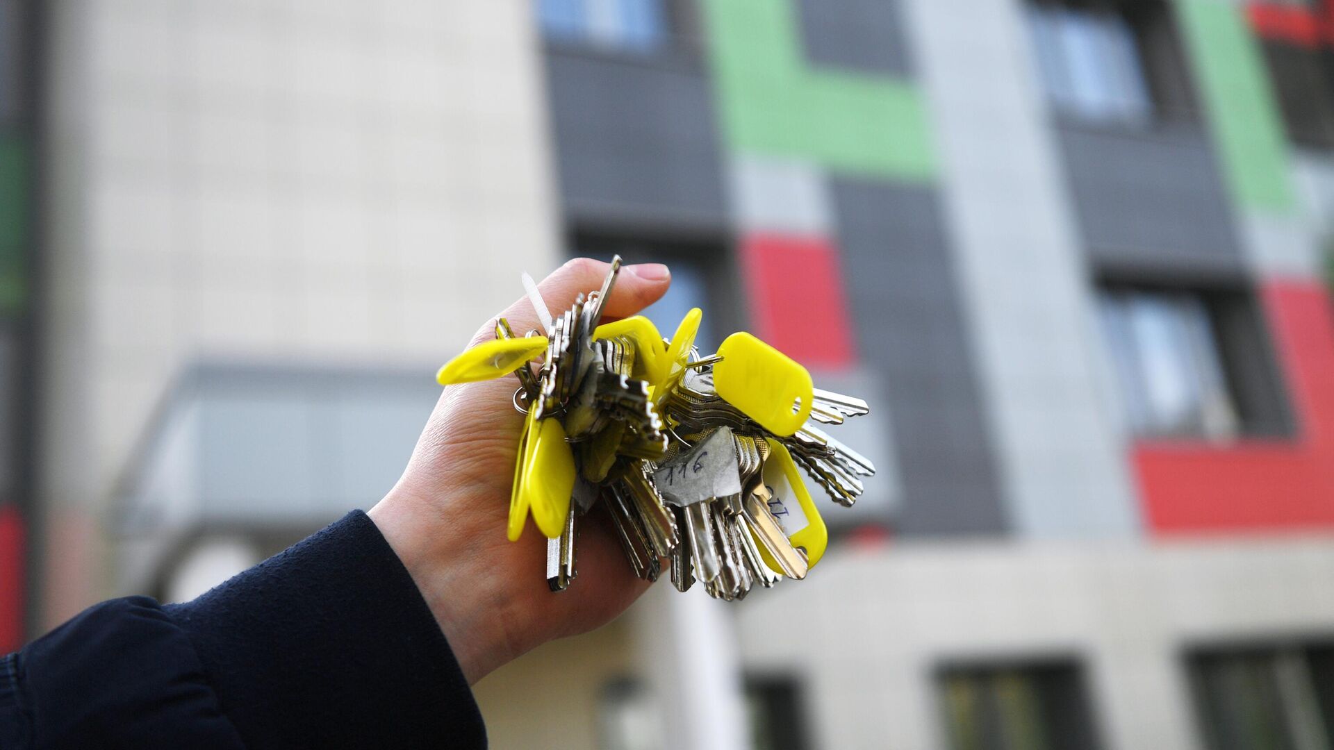Связка ключей от квартир многоэтажного жилого дома - РИА Новости, 1920, 07.04.2022
