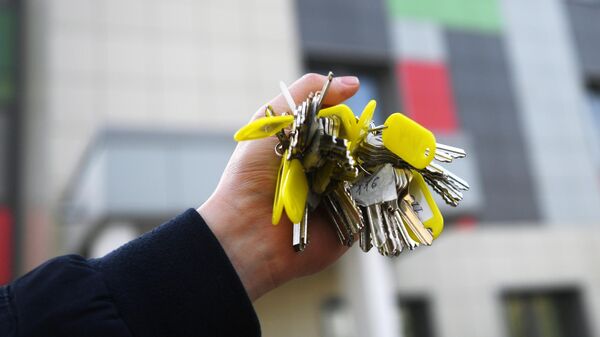 Связка ключей от квартир многоэтажного жилого дома
