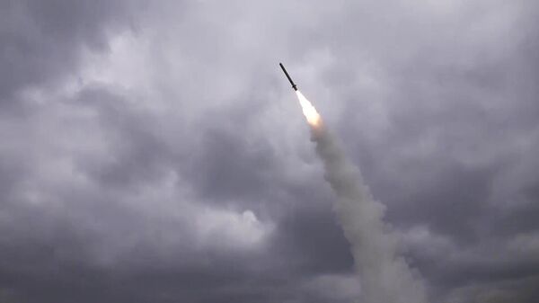 Удар оперативно-тактическим ракетным комплексом Искандер по объектам ВСУ на территории Украины. Стоп-кадр видео