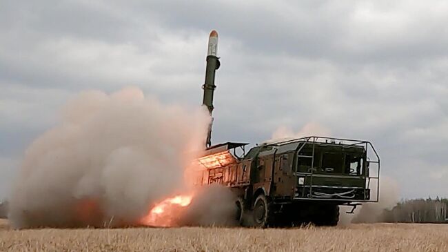 Удар оперативно-тактическим ракетным комплексом Искандер по объектам ВСУ на территории Украины. Стоп-кадр видео