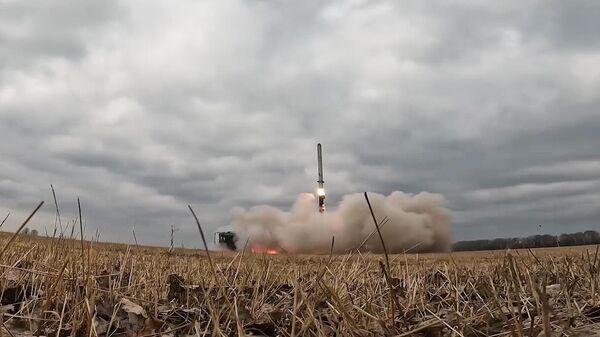 Удар оперативно-тактическим ракетным комплексом Искандер по объектам ВСУ на территории Украины. Кадр видео