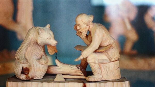 Деревянная игрушка Мужик и медведь  - экспонат Музея игрушки в Сергиевом Посаде