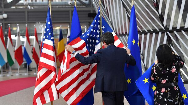 Флаги США и ЕС в преддверии прибытия президента США на саммит Европейского союза в штаб-квартиру ЕС в Брюсселе