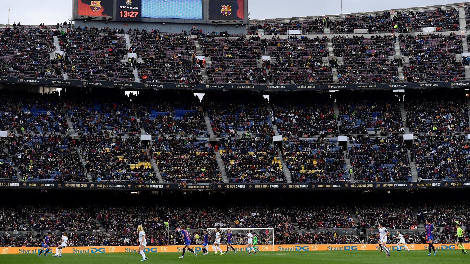Players take part in the the women's UEFA Champions League quarter final second leg football match between FC Barcelona and Real Madrid CF at the Camp Nou stadium in Barcelona on March 30, 2022. (Photo by Josep LAGO / AFP) - РИА Новости, 1920, 30.03.2022