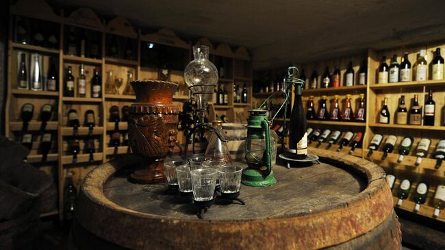 Винный погреб гостиницы в сербской деревне Церевич