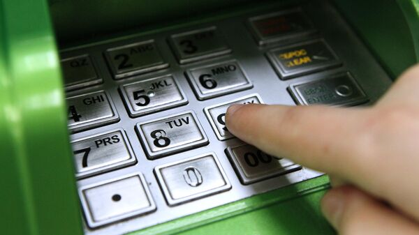 Клиент вводит пин-код в банкомате