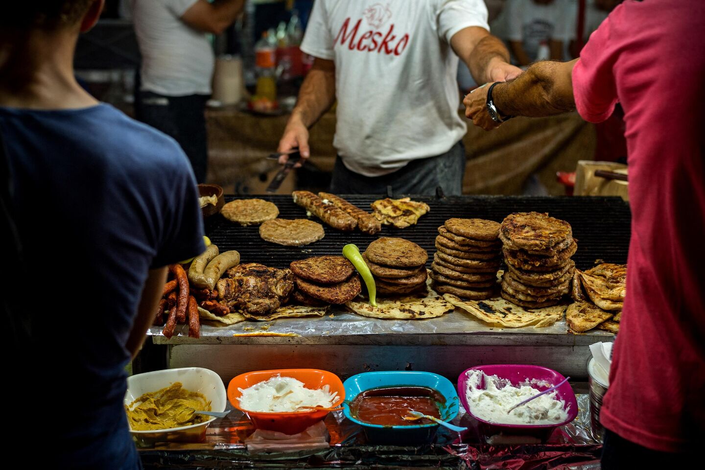 Мужчина продает мясо на гриле во время традиционной ярмарки в Шабаце