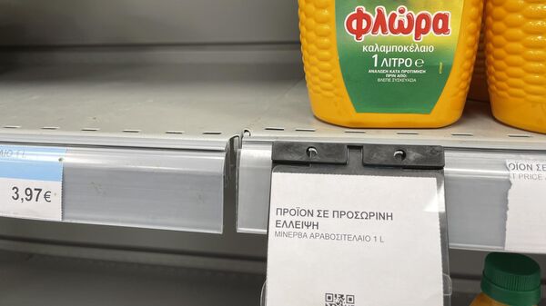 Полка с растительным маслом в греческом супермаркете