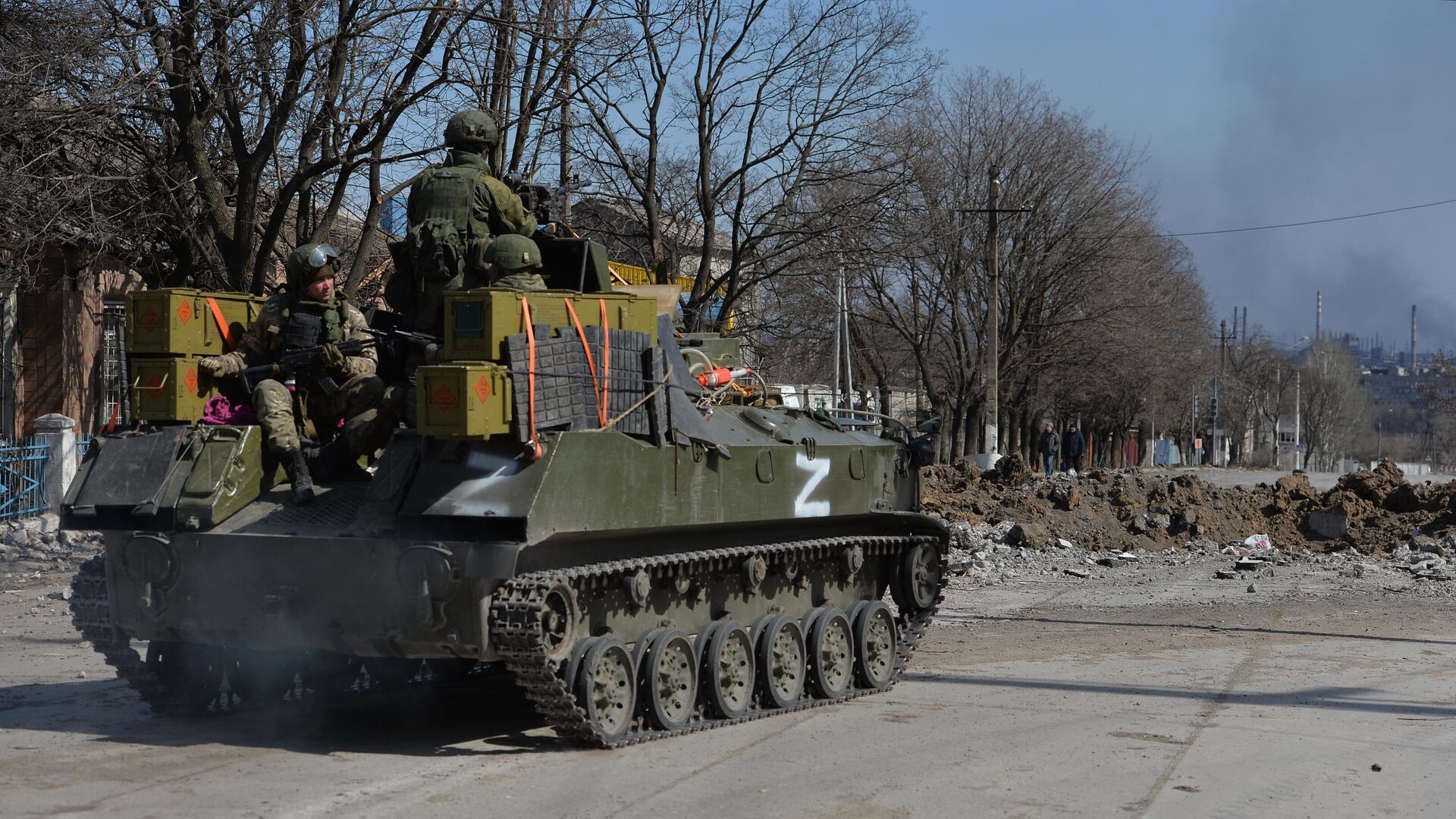 Российская военная техника на одной из улиц Мариуполя - РИА Новости, 1920, 01.04.2022